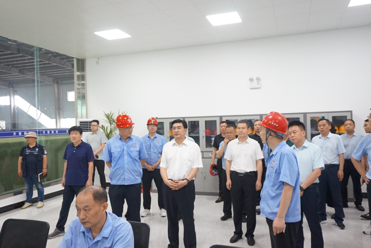 省人大常委副主任何金平一行莅临天泰公司指导工作 调研南阳地区绿色产业发展状况
